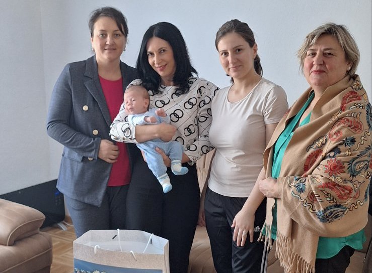 Општина Блаце наставља подршку родитељима – дар за прворођену бебу