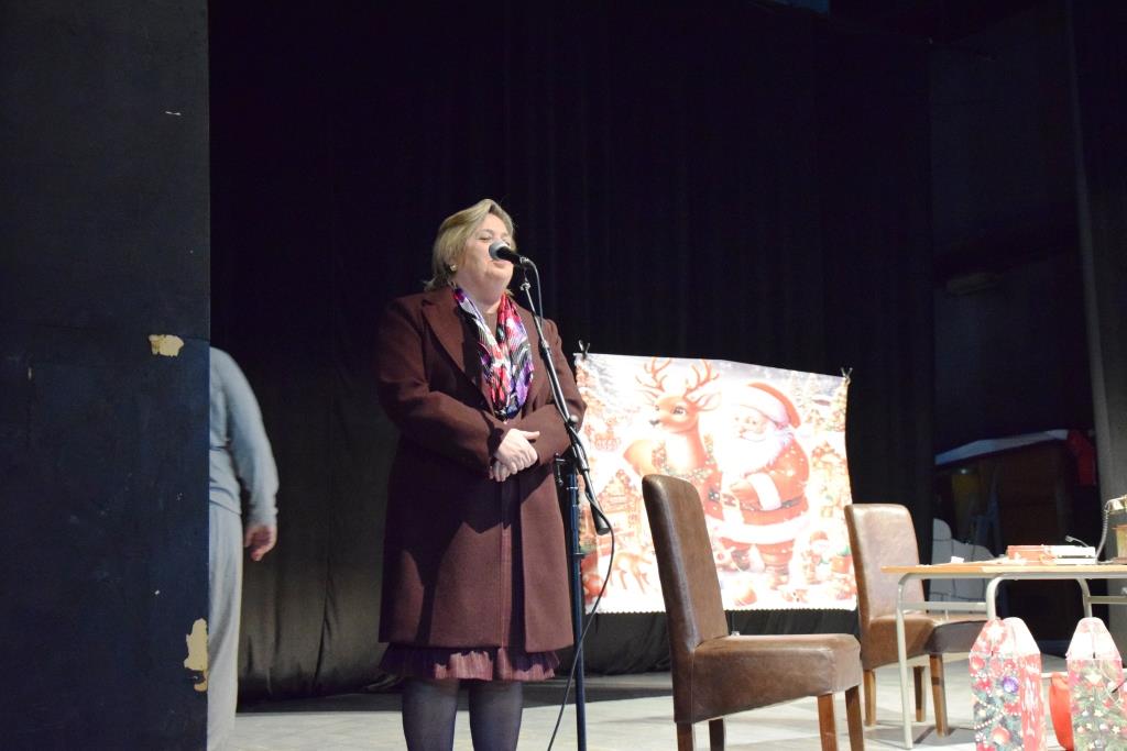 Празнична радост у Блацу: Деда Мраз и новогодишњи пакетићи улепшали дан малишанима